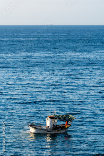 Barco pesquero navega en la playa de Fuengirola © Manuel