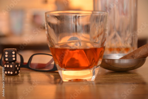 Fototapeta Naklejka Na Ścianę i Meble -  scena di alcol bicchiere di cognac  con sigaro in un bar con dadi da gioco e occhiali