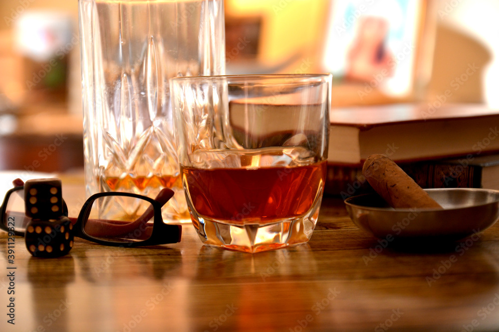 scena di alcol bicchiere di cognac  con sigaro in un bar con dadi da gioco e occhiali