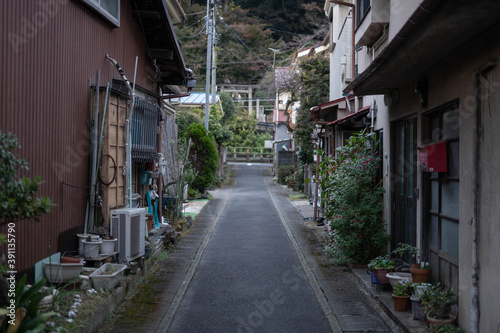日本の古い町にある小道 © ELUTAS
