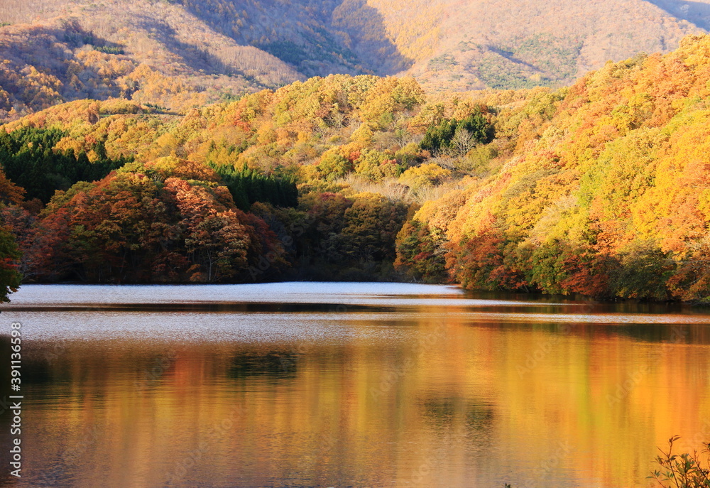 宮城県七ヶ宿町の秋 紅葉の長老湖 宮城県七ヶ宿町の秋 紅葉の長老湖