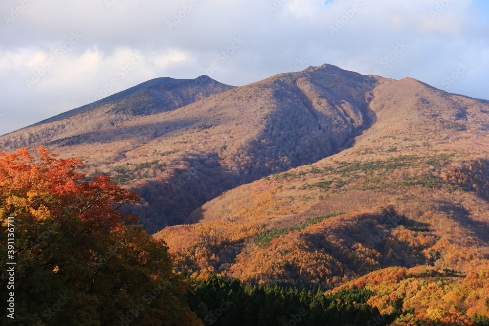 宮城県七ヶ宿町の秋　紅葉の長老湖と不忘山