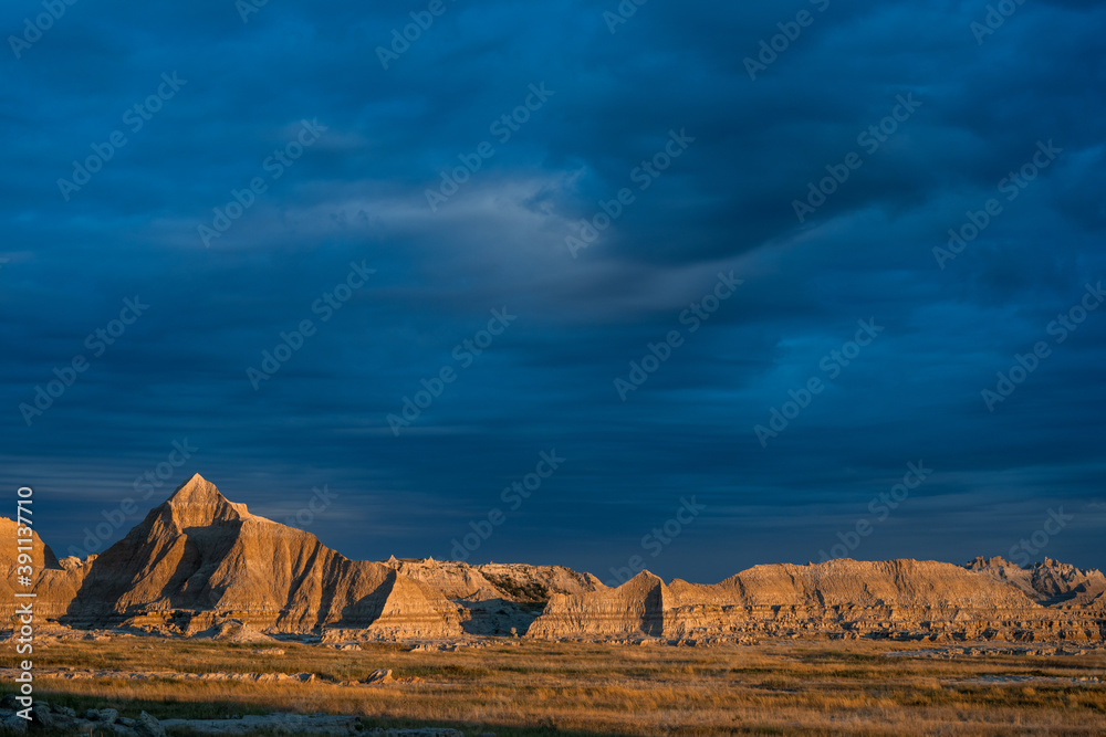 Naklejka premium Dramatic Clouds Over Badlands Formation