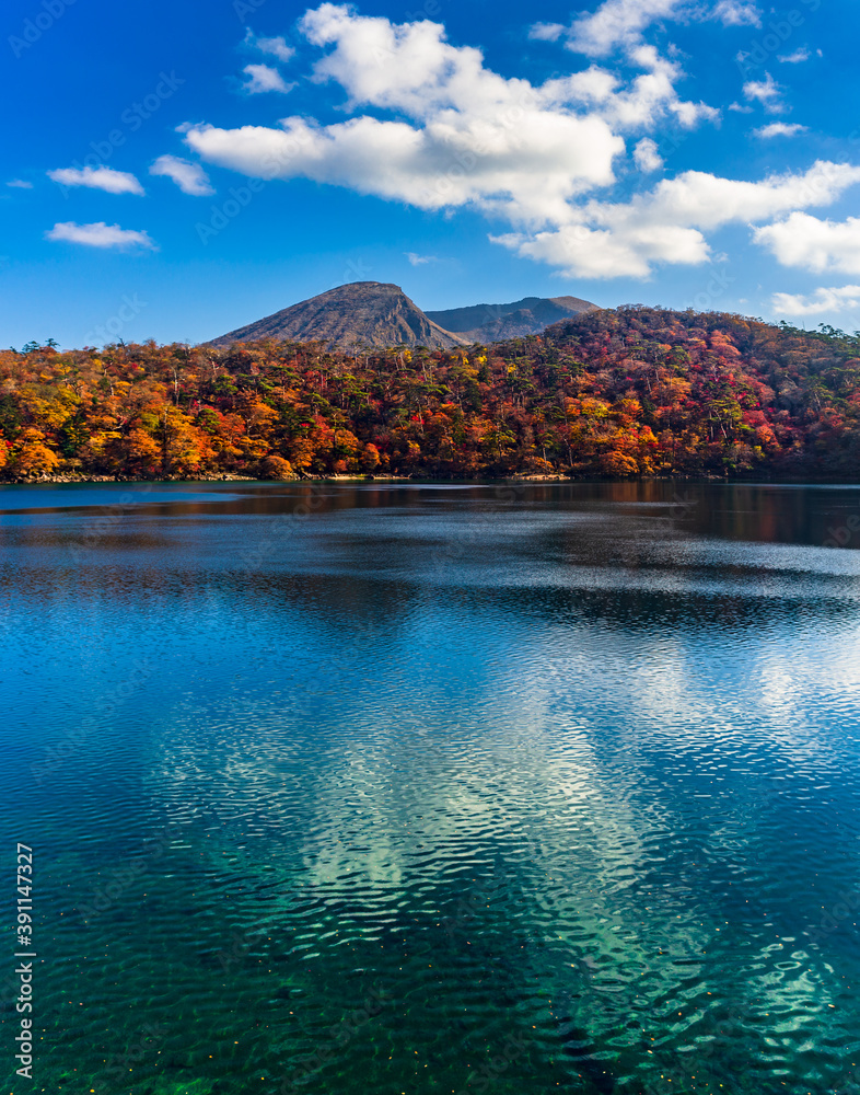 六観音御池 えびの高原 数ある高原一帯の火口湖の中でも 最も紅葉が美しいとされるコバルトブルーの湖 Foto De Stock Adobe Stock