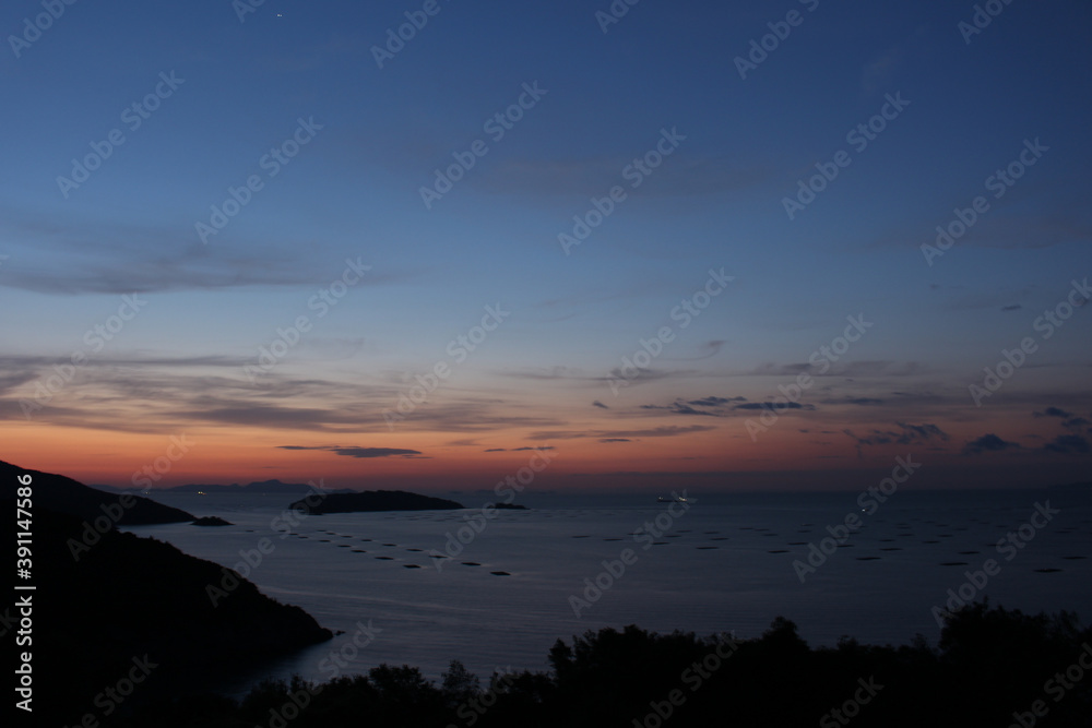 夜明け前の瀬戸内海の島々の風景