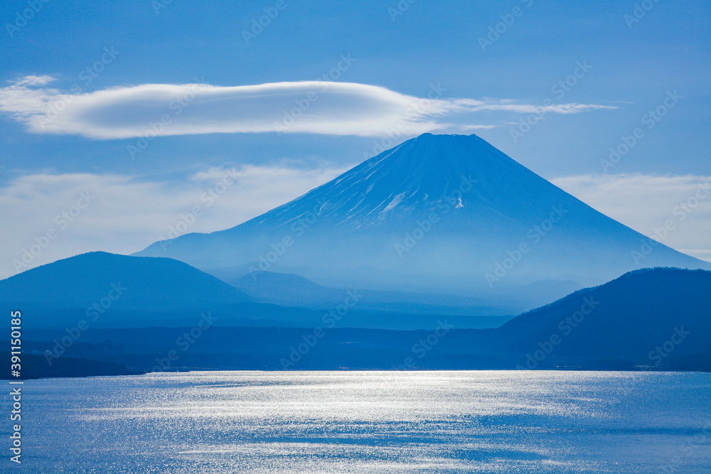 本栖湖の朝　山梨県身延町にて