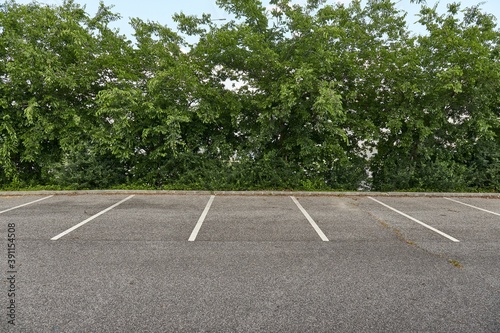 Obraz na plátně Empty places in a parking lot