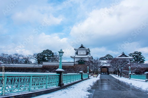 雪の金沢城公園石川門と石川櫓