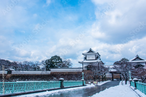 Wallpaper Mural 雪の金沢城公園石川門と石川櫓 Torontodigital.ca