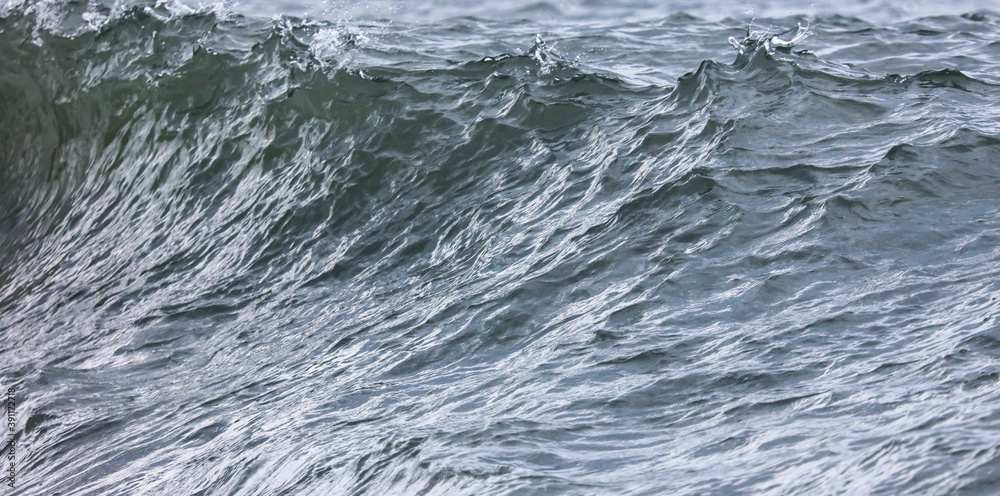 Obraz premium Wave in the sea with splashing water.