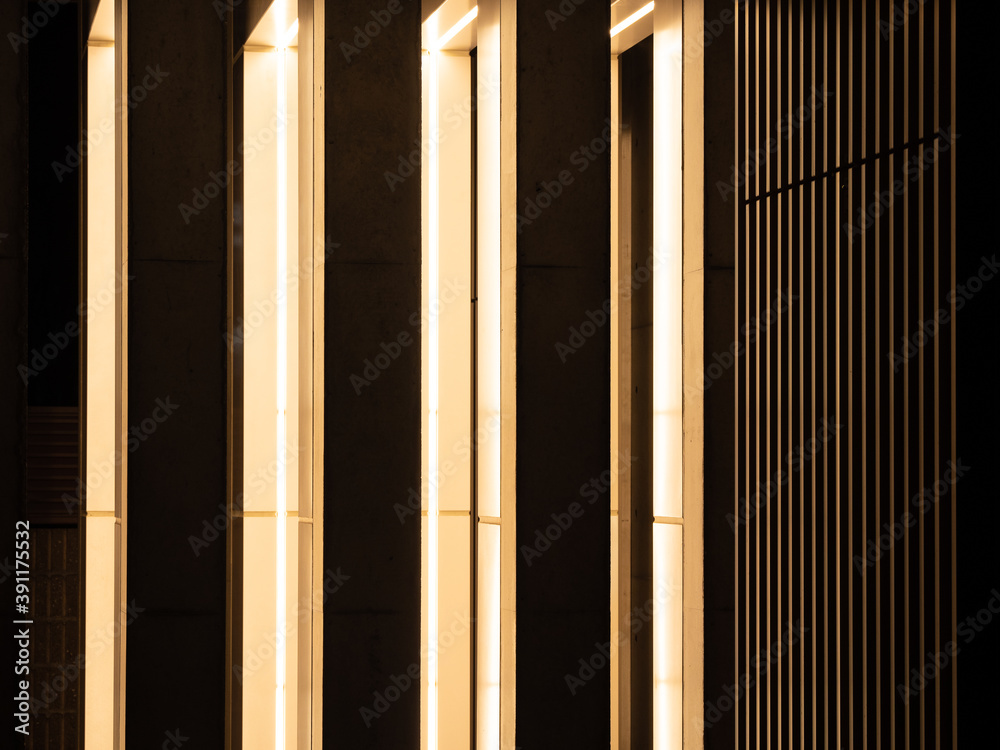夜の建物の柱と輝く照明