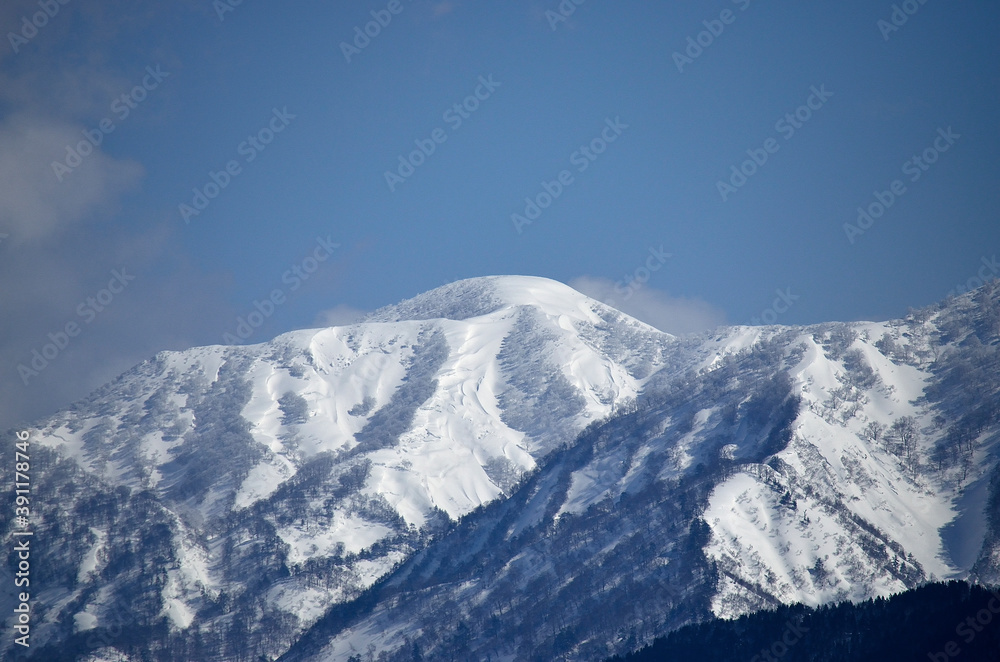 冬の晴天下の竜門山