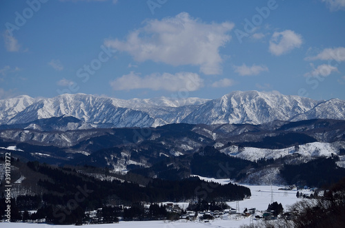 冬の晴天下の朝日連峰 © Paylessimages