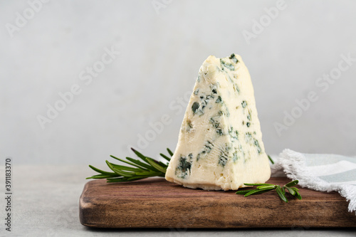 Obraz na plátne Gorgonzola - italian veined cheese on light grey background, with  rosemary