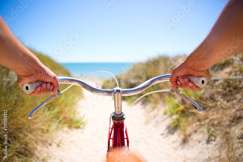 Balade à vélo sur le sentier le long d'une plage en France. photo