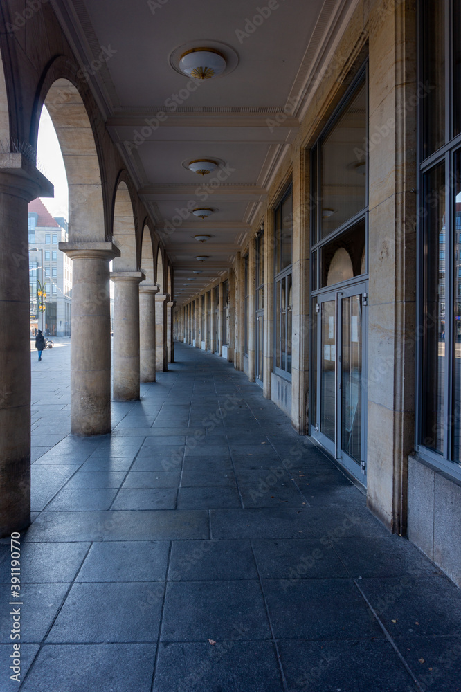 Dresden Altmarkt Säulen Gang Grusel Gebäude Sandstein Granit Stein