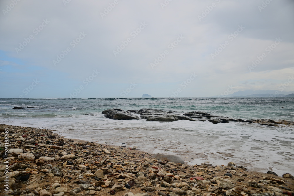 The waves crashed against the beach, overlooking the beautiful Keelung Islet. The waves crashed against the beach, overlooking the beautiful Keelung Islet.