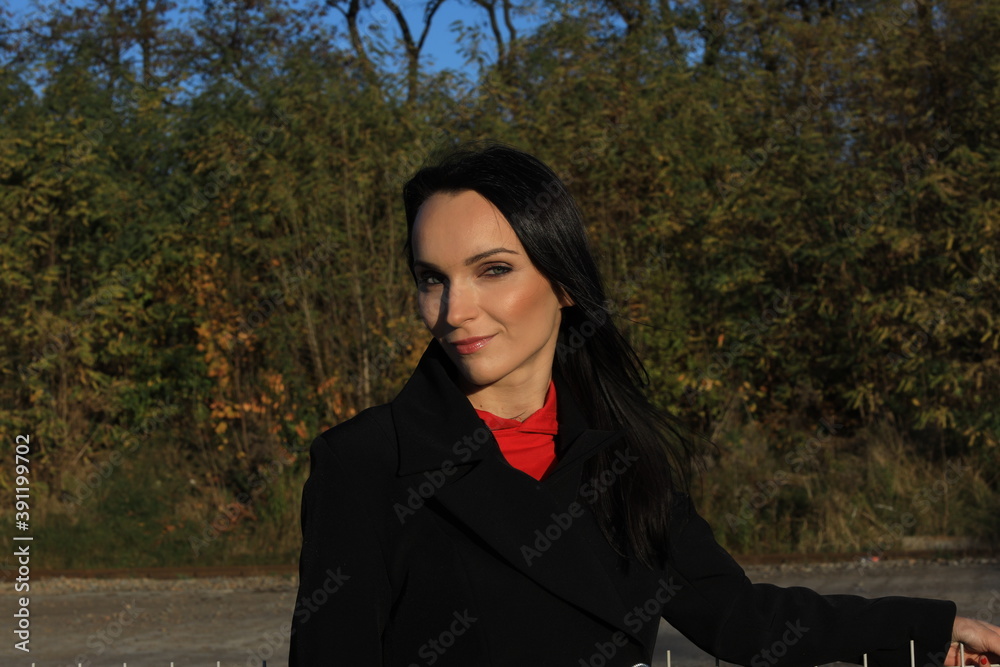 Elegancka młoda kobieta w na peronie w oczekiwaniu na pociąg. Elegancka młoda kobieta w na peronie w oczekiwaniu na pociąg.