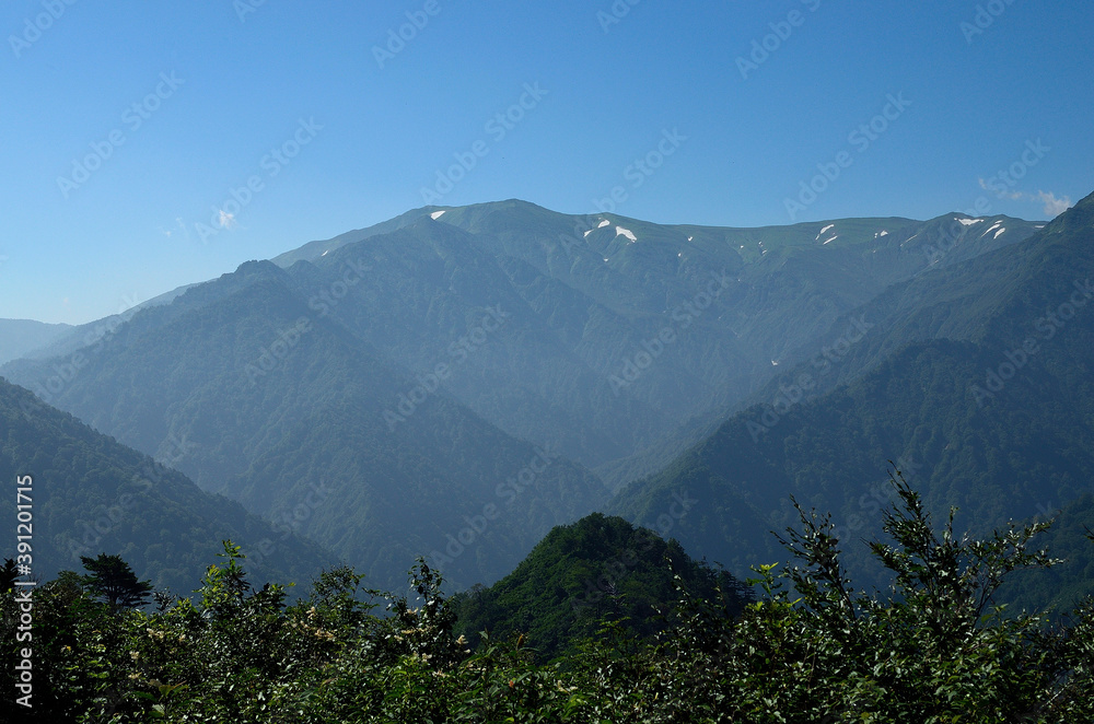 倉手山から見た朝日連峰