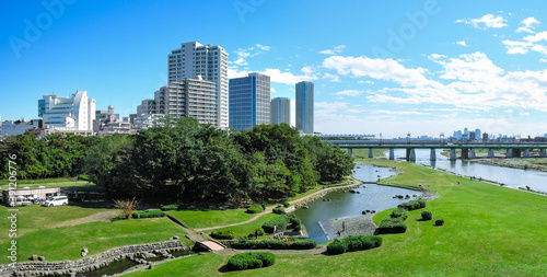 快晴の二子大橋から　多摩川河川敷の兵庫島公園