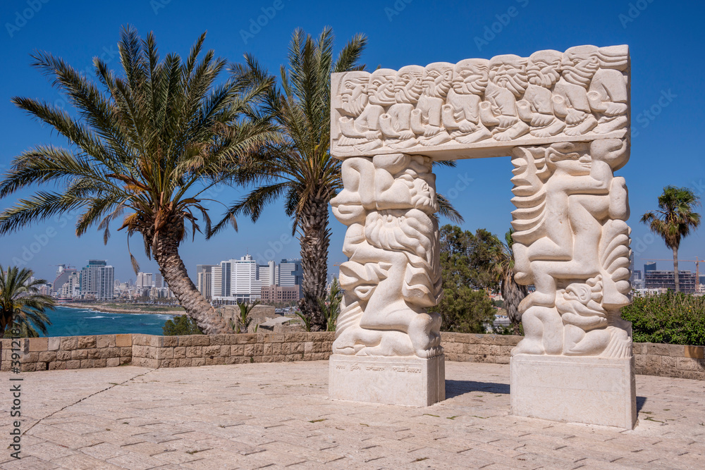 Arco y jardines de Abrasha con vista de la ciudad de Tel Aviv en Israel