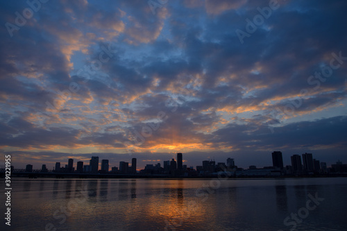 夜明けの街