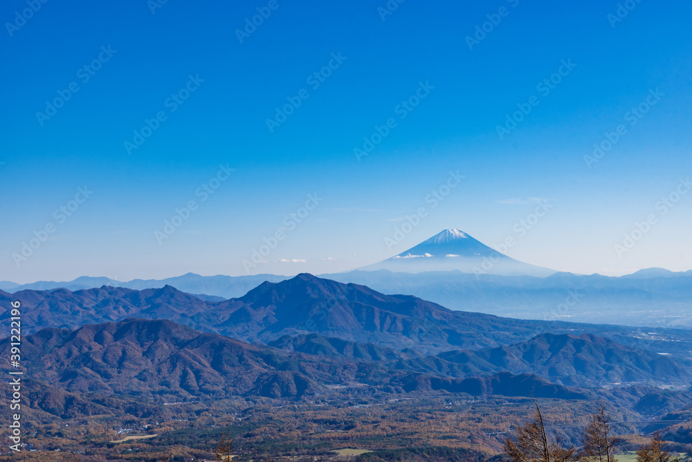 Fototapeta premium 清里テラスから見た青空の富士山と茅ヶ岳