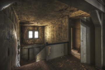 Wandcirkels Oude verlaten gebouwen Spookachtig verlaten huis in bos  © Peter Zeedijk/Wirestock