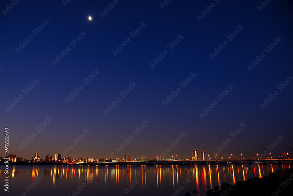 Fototapeta premium 夜明け前の街と月