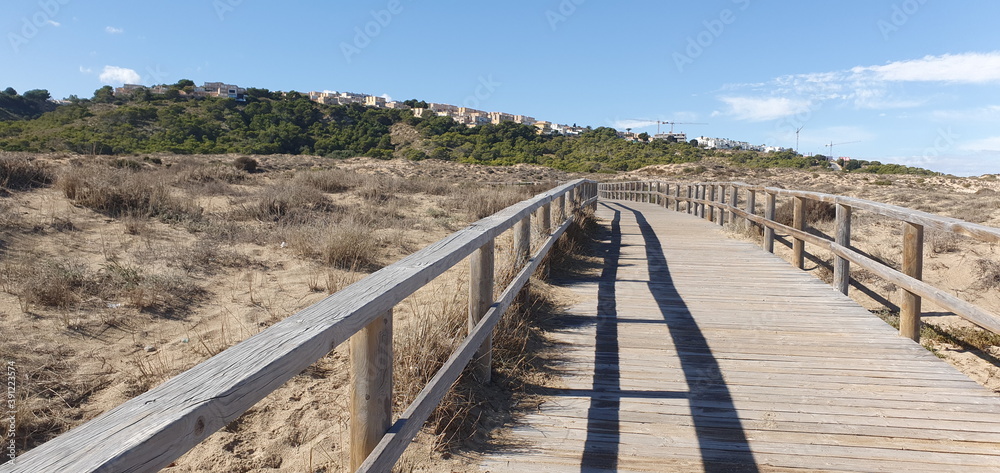 Pasarelas de madera sobre la playa en Arenales de Alicante