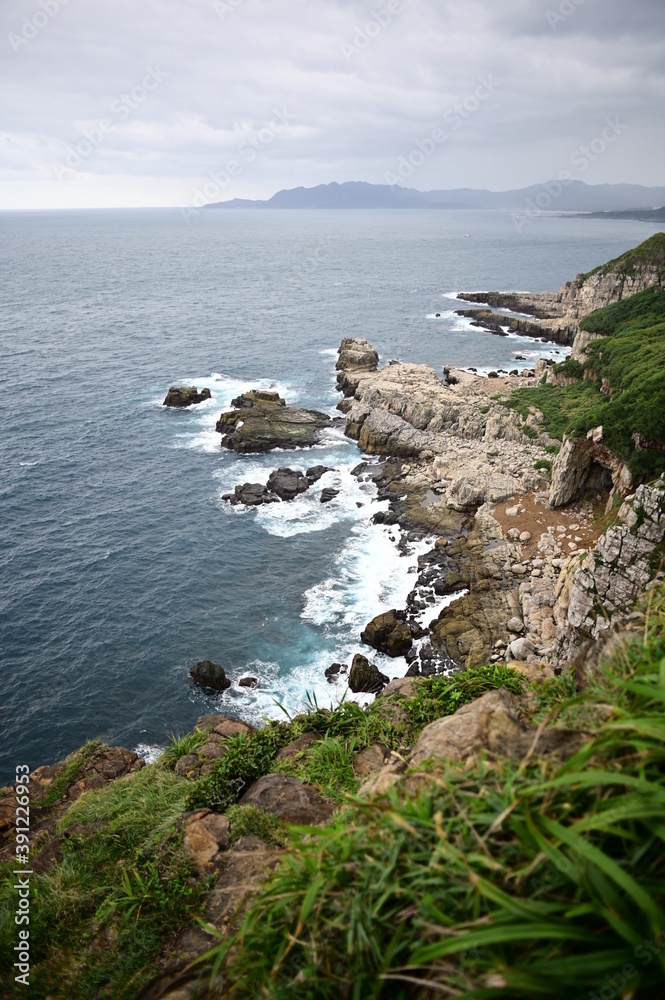 Longdong Bay Promontory is the largest bay on the Northeast Coast in Taiwan. It is favored with clear water and abundant marine life, including large numbers of colorful tropical fish.