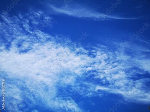 cielo azul con nubes blancas en otoño 
