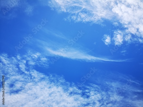 cielo azul con nubes blancas en otoño 
