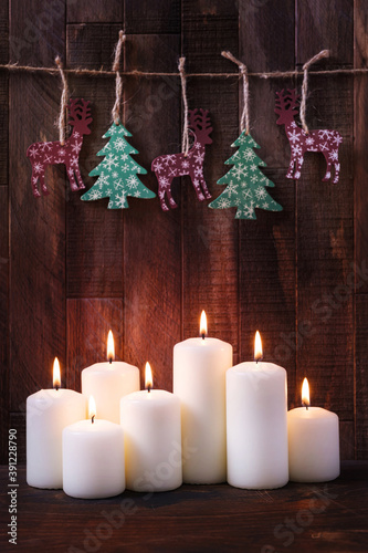 Obraz na płótnie Christmas card burning candles and tree decorations w salonie