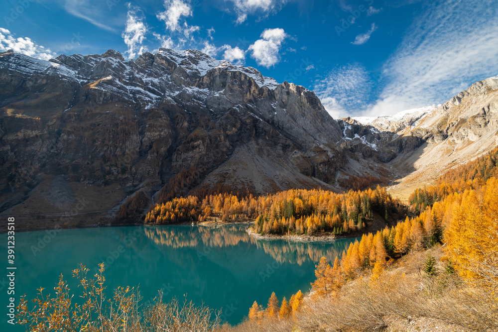 Lac de montagnes en automne avec les mélèzes jaune et un lac.