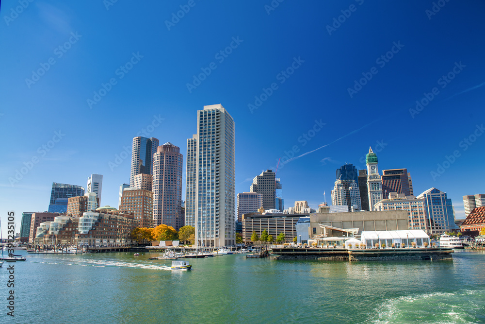 Obraz premium Boston skyline from a moving boat on a beautiful sunny day, Massachusetts