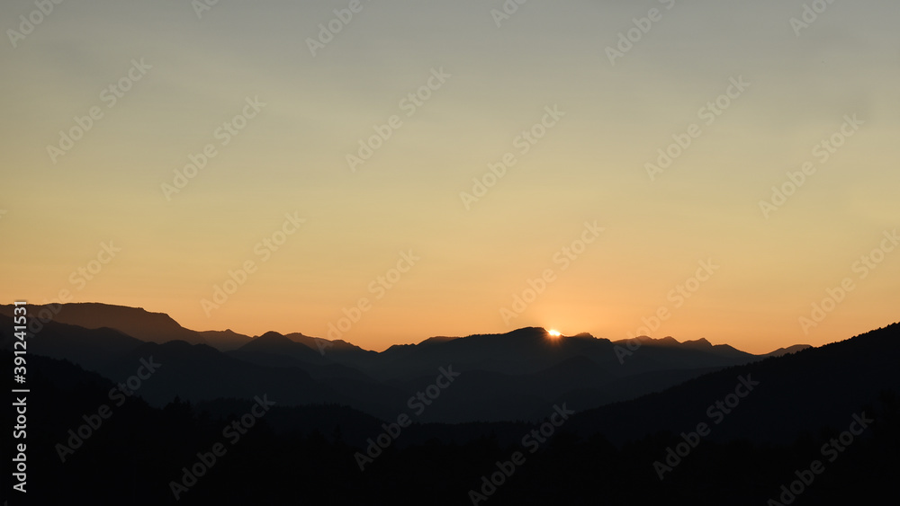 Abendrot über Berglandschaft und Hügelllandschaft bis zum Horizont, grau, orange in Niederösterreich, Österreich