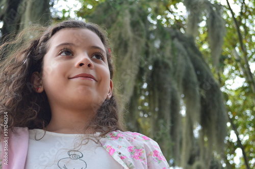 Niña sola feliz disfrutando de la primavera photo