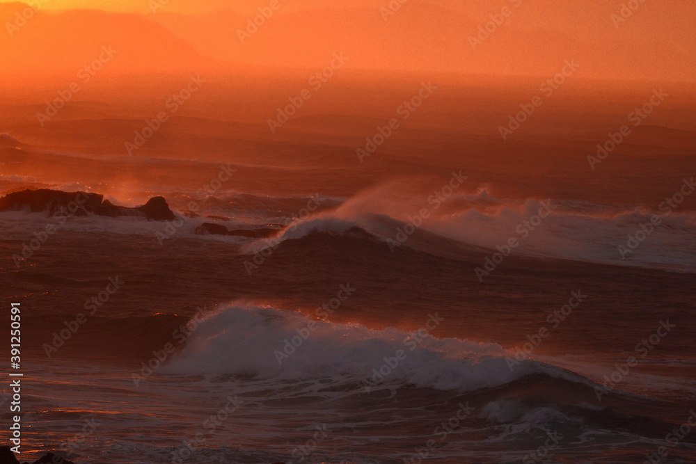 夕日と波