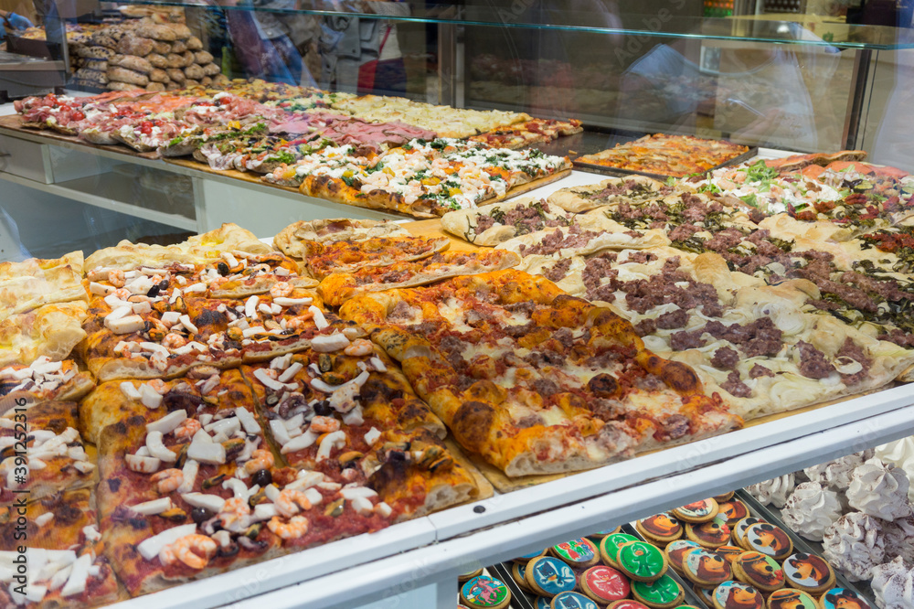 Obraz premium BERGAMO, ITALY - SEPTEMBER 8, 2019: Italian pizza shop in Bergamo old town, Italy