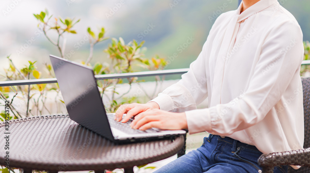 Naklejka premium テラスでテレワーク ワーケーション 【ウィズコロナのニューノーマル】