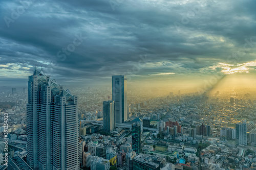 東京都新宿区西新宿にある東京都庁から見た夕方の東京の都市景観