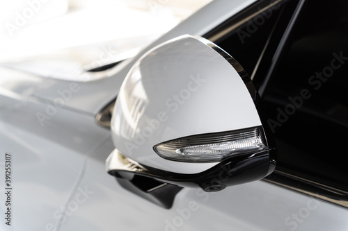 Fotografi Close-up the wing mirror of the white car