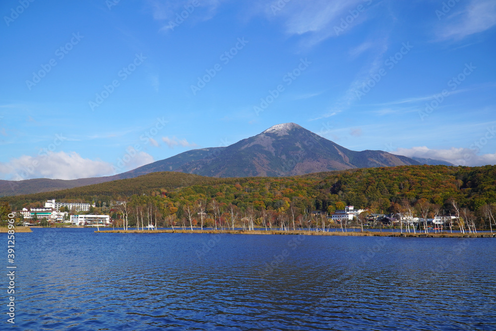 秋の白樺湖と蓼科山