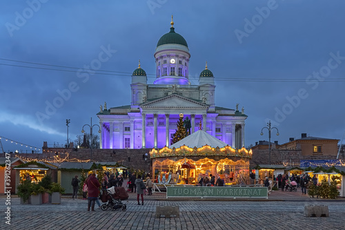 Obraz na płótnie Helsinki, Finland. Christmas market at the Senate Square in front of the Helsinki Cathedral in evening. w salonie