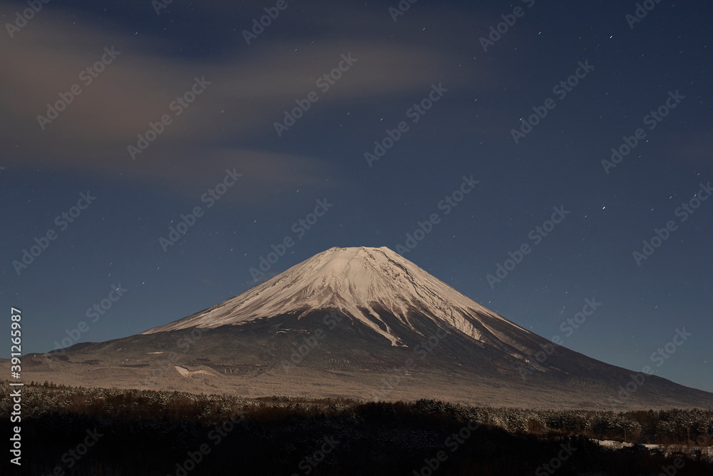 朝霧高原から望む月夜の富士山