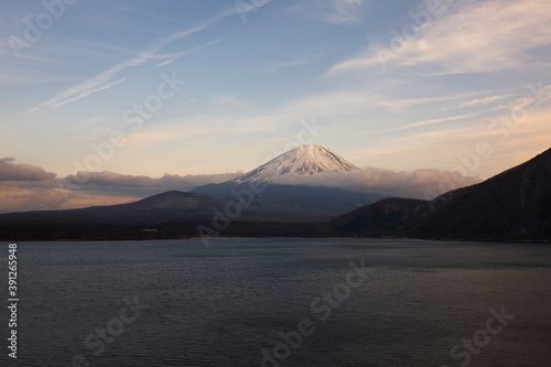 本栖湖から望む富士山 © Paylessimages