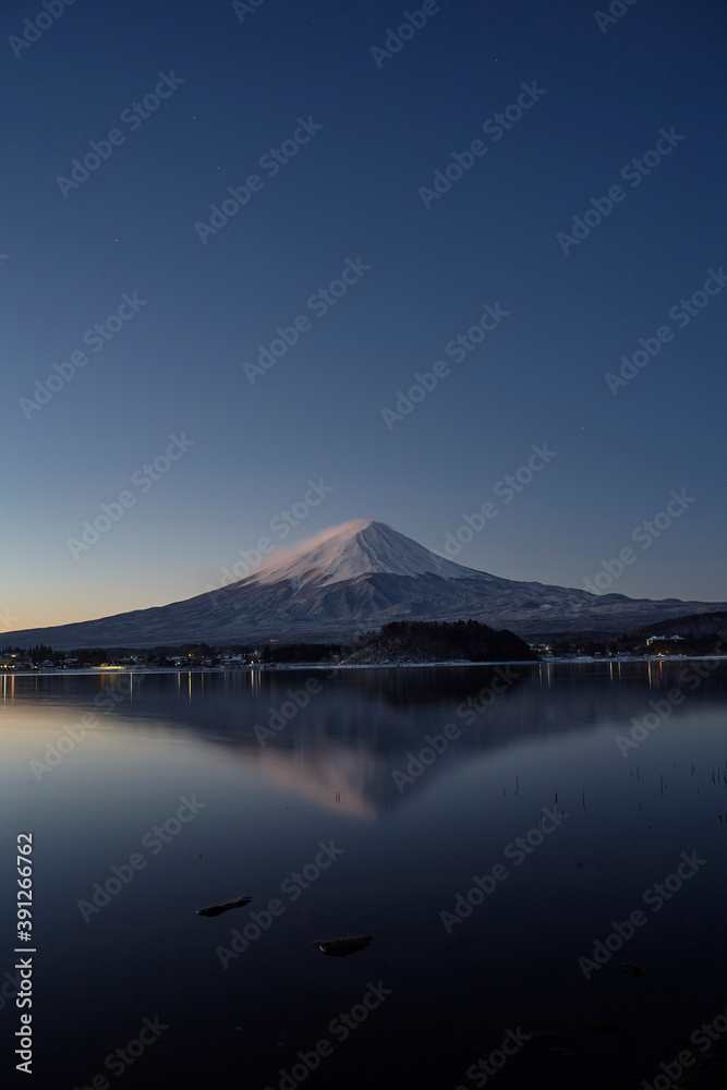 河口湖からの月夜の富士山