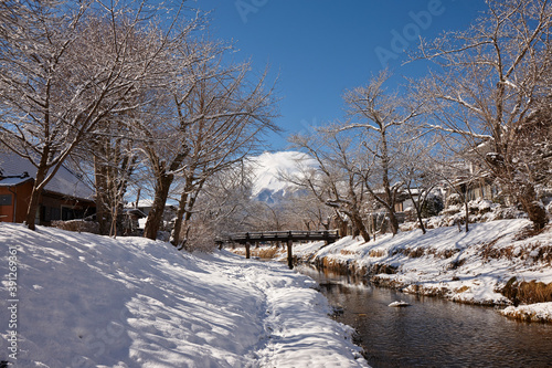 雪の忍野八海 © Paylessimages