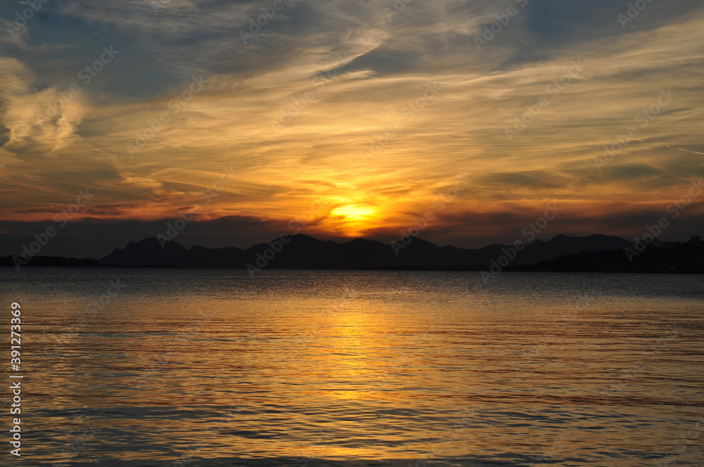 France, côte d'azur, les magnifiques couleurs d'un coucher de soleil sur le massif de l'Estérel vu d'une plage d'Antibes en mer méditerranée. France, côte d'azur, les magnifiques couleurs d'un coucher de soleil sur le massif de l'Estérel vu d'une plage d'Antibes en mer méditerranée.